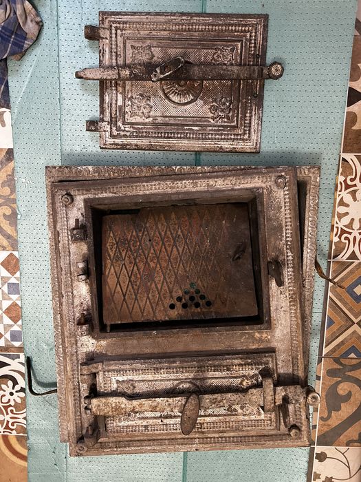 Oryginalne stare żeliwne drzwi drzwiczki do pieca kaflowego kaflowy