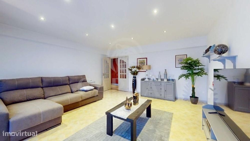 Apartamento T2 totalmente remodelado, com garagem e arrecadação, em Ca