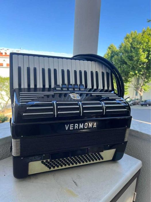 Acordeão VERMONA Mod. 87 Farfisa Italiano — Preto, à 3a voz, em bom estado, com mala e correias