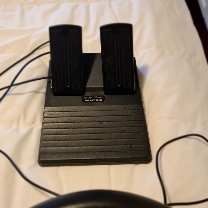 Volante e pedais,  para  P C   e  Playstation - praticamente novo.