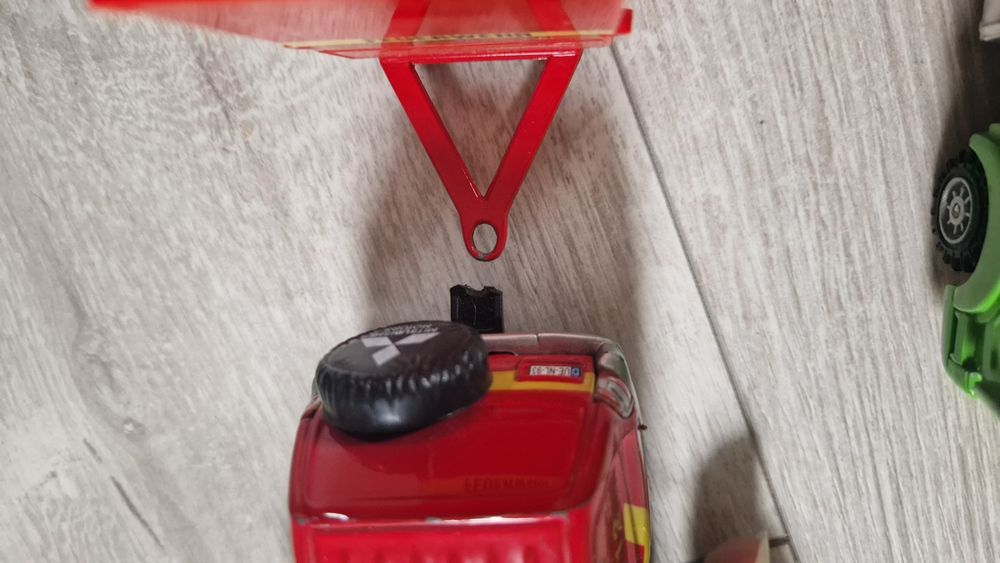 Metalowe auta z napędem