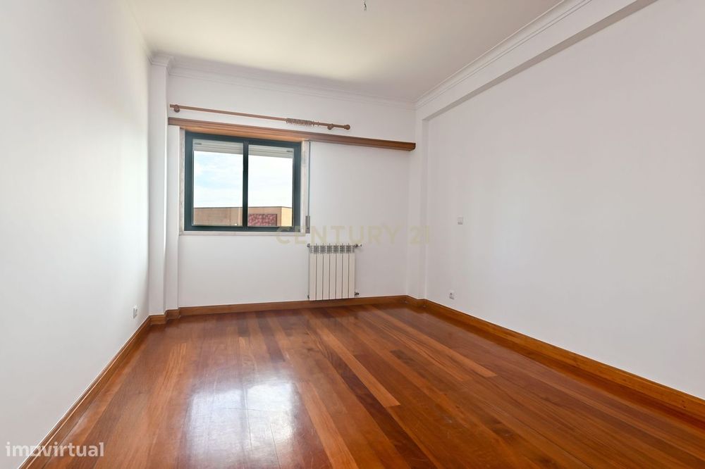 Apartamento T2 com garagem à venda no Arneiro freguesia de Carcavelos