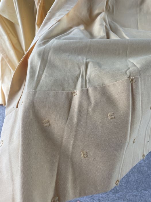 Repusteiros/cortinas amarelo pastel (+escuro)