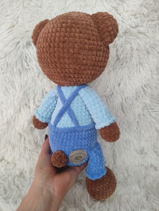 Miś w niebieskich ogrodniczkach na szydełku