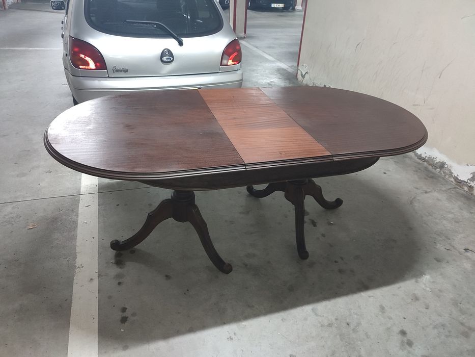 Mesa de jantar em madeira maciça extensível