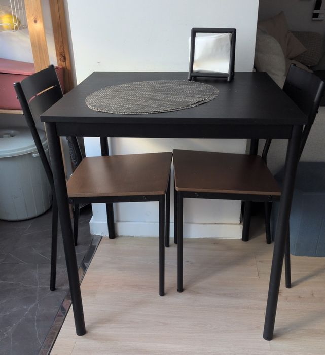 Mesa e duas cadeiras