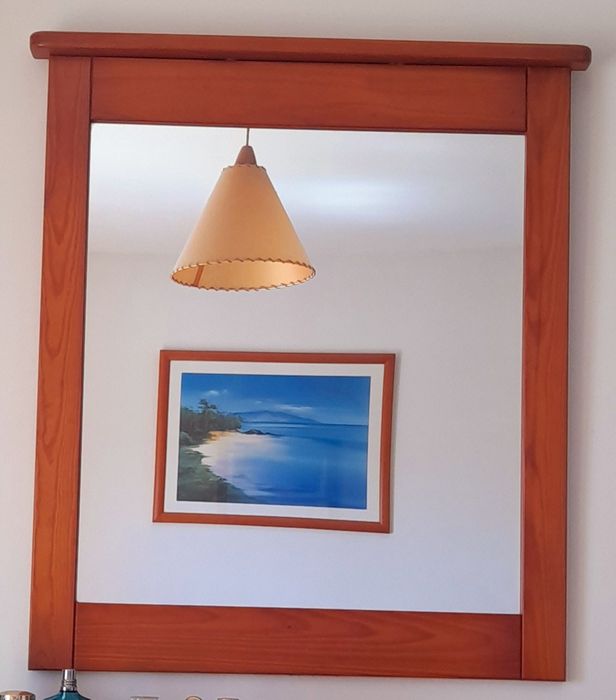 Mesinhas de cabeceira e espelho de quarto