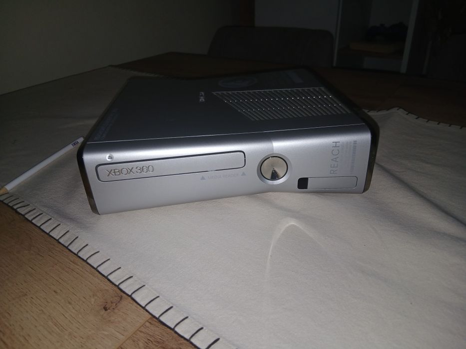 Xbox 360 S ,13 jogos Xbox,2 comandos Xbox.