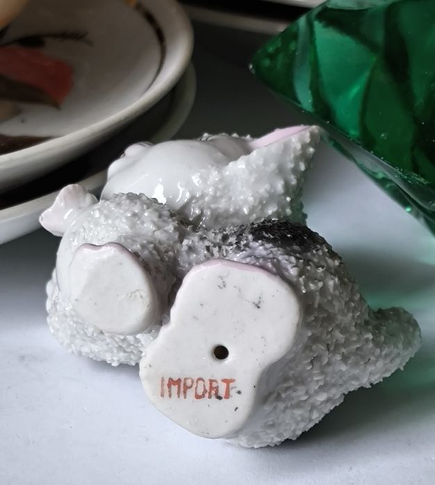 Figurka kot piękna stara porcelana