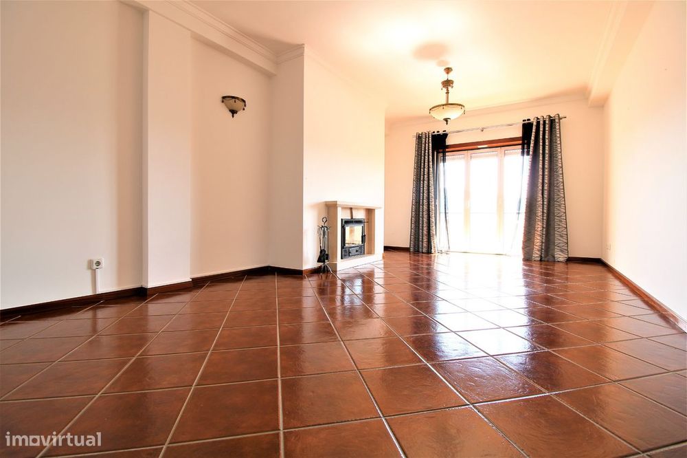 Apartamento T3 com Garagem, Granja do Ulmeiro