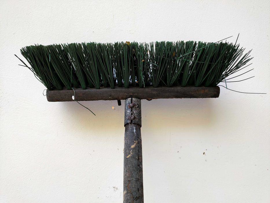 miotła, szczotka, do zamiatania placu, podwórza, chodnika, ulicy