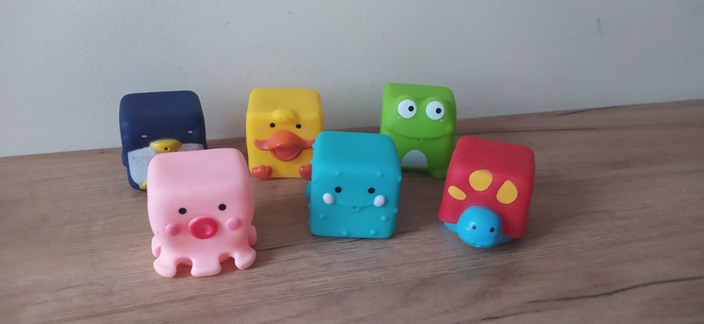 Zwierzątka gumowe kostki sensoryczne do kąpieli 12m+ Smiki Smyk
