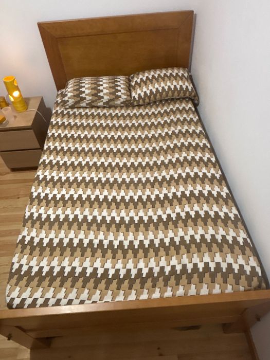 Cama de casal em madeira maciça com colchão