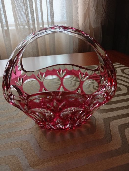 4 Peças de cristal da Marinha grande com decoração  em vermelho.