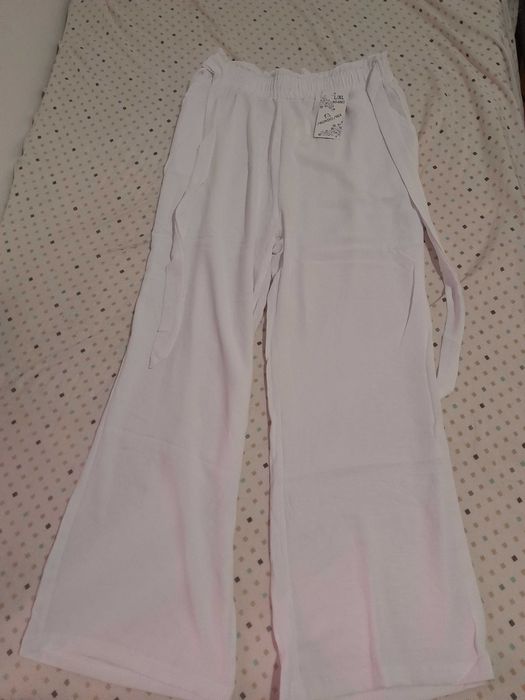 Calça branca nova com etiqueta