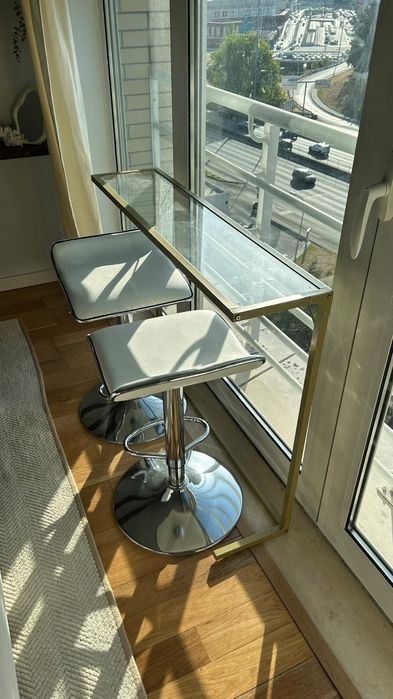Mesa de decoração com duas cadeiras