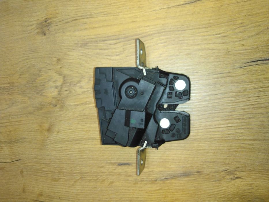 Zamek klapy bagażnika Mercedes B klasa w246