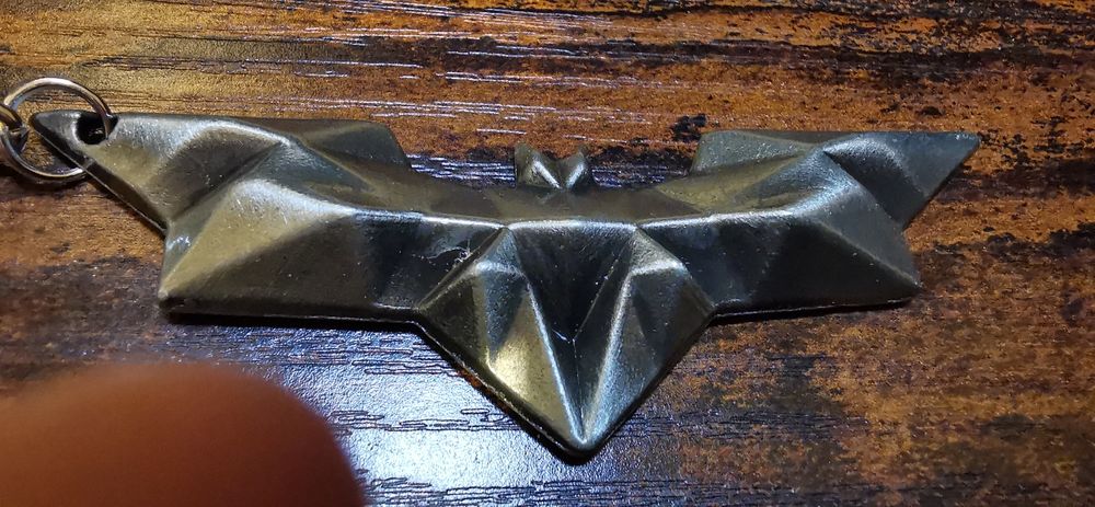 Brelok batman wypukły srebrny metalowy