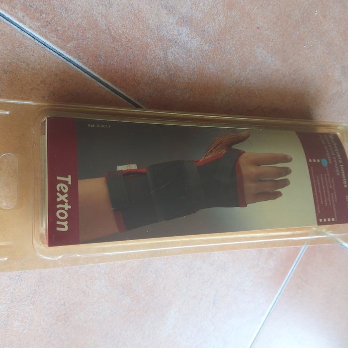 Pulso elástico reforçado   com ajustes em velcro.  Pouco usado