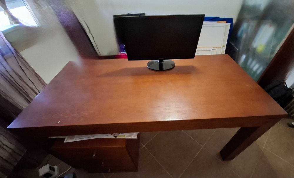 Mesa em madeira maciça