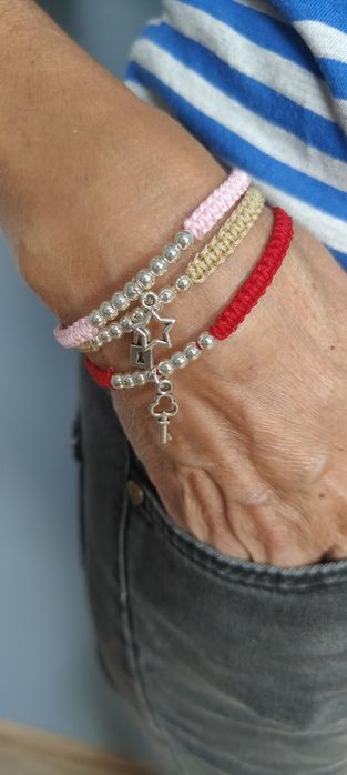 Bransoletka ze sznurka.