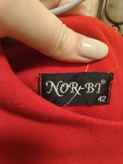 Damska czerwona sukienka na 3/4 rękaw z wycięciem marka Norbi