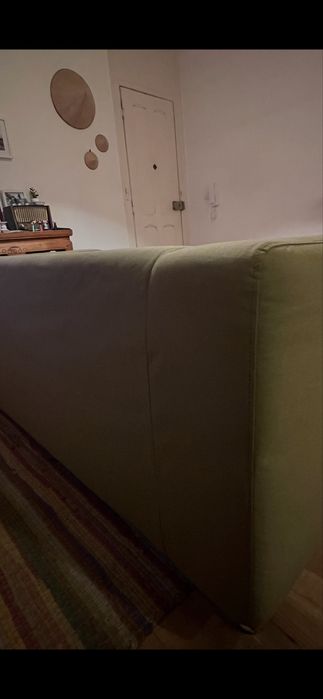 Sofá de 2 lugares da marca IKEA, modelo Klippan