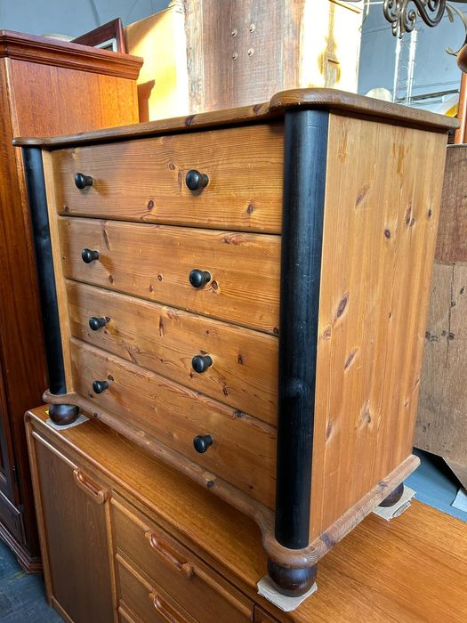 Drewniana komoda z szufladami