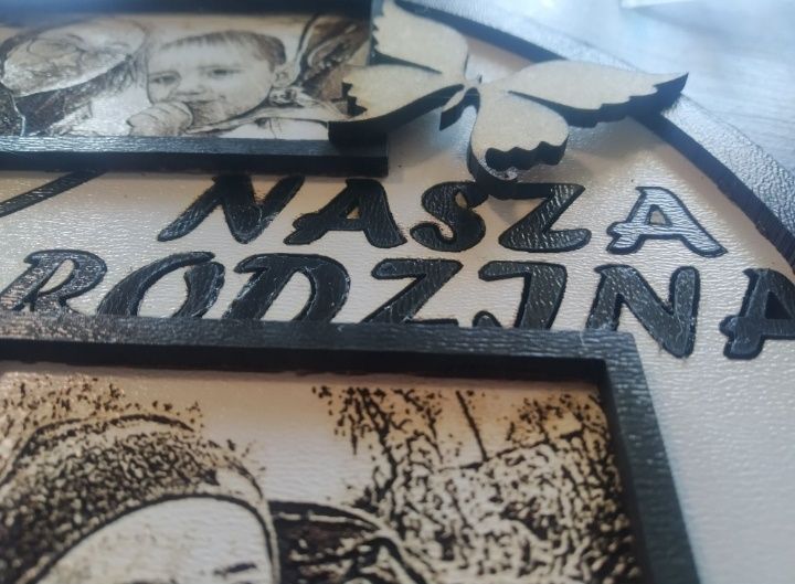 ramka na zdjęcia z grawerowanymi zdjęciami wykonana z drewna