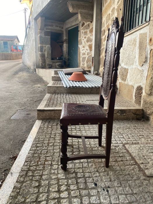 Mesa de sala + 8 Cadeiras em pele