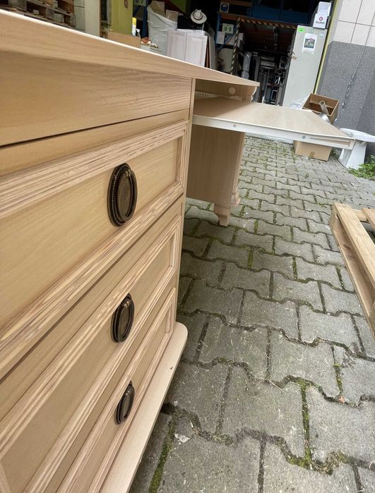 -->DO PRACY I NAUKI: Solidne biurko drewniane z pakietem udogodnień.