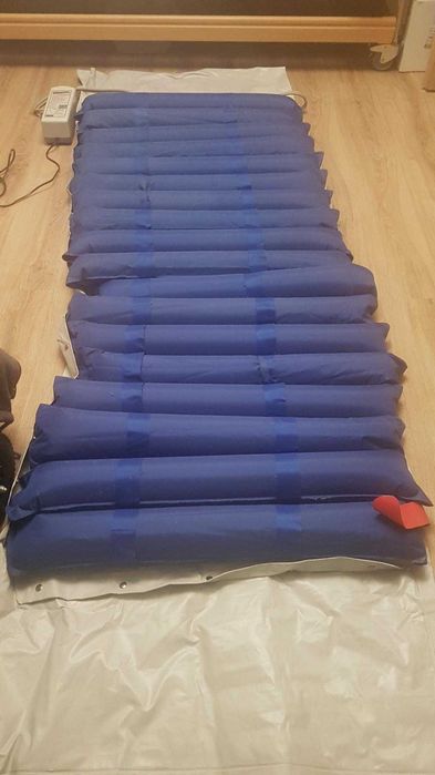 Przeciwodleżynowy materac z pompą