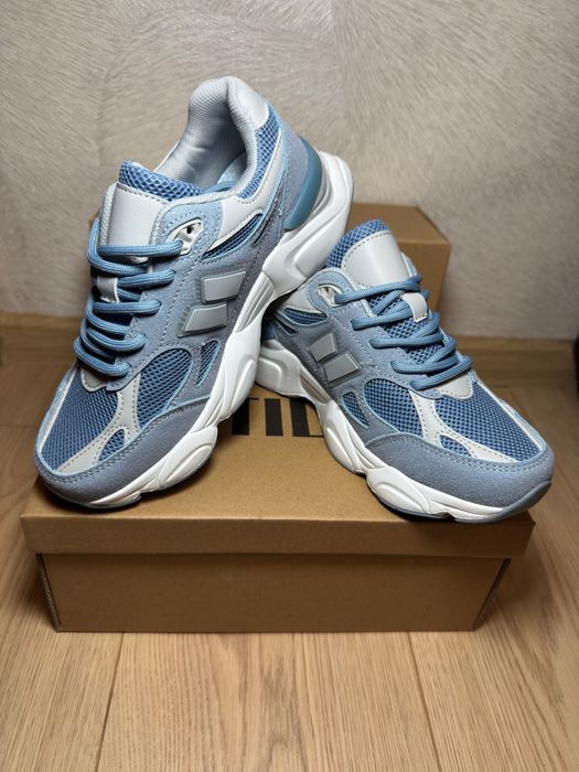 Жіночі кросівки весна