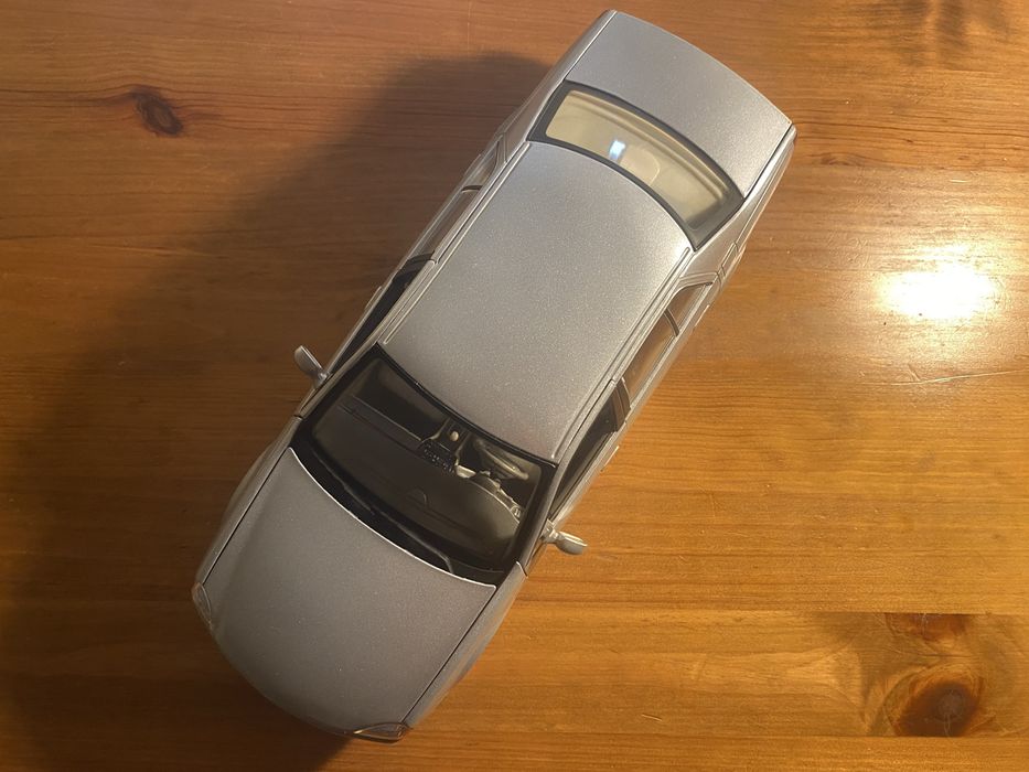 Carro miniatura Cadillac DeVille - Maisto - Escala 1/18.