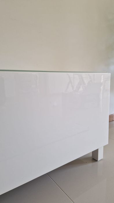Móvel de TV IKEA BESTÅ Branco Alto Brilho com Tampo em Vidro