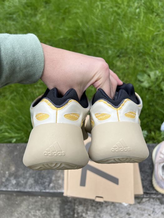 Adidas Yeezy 700 Safflower sneakersy niskie beżowe boost 44