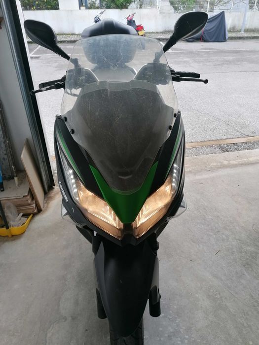 Kawasaki J300 edição especial