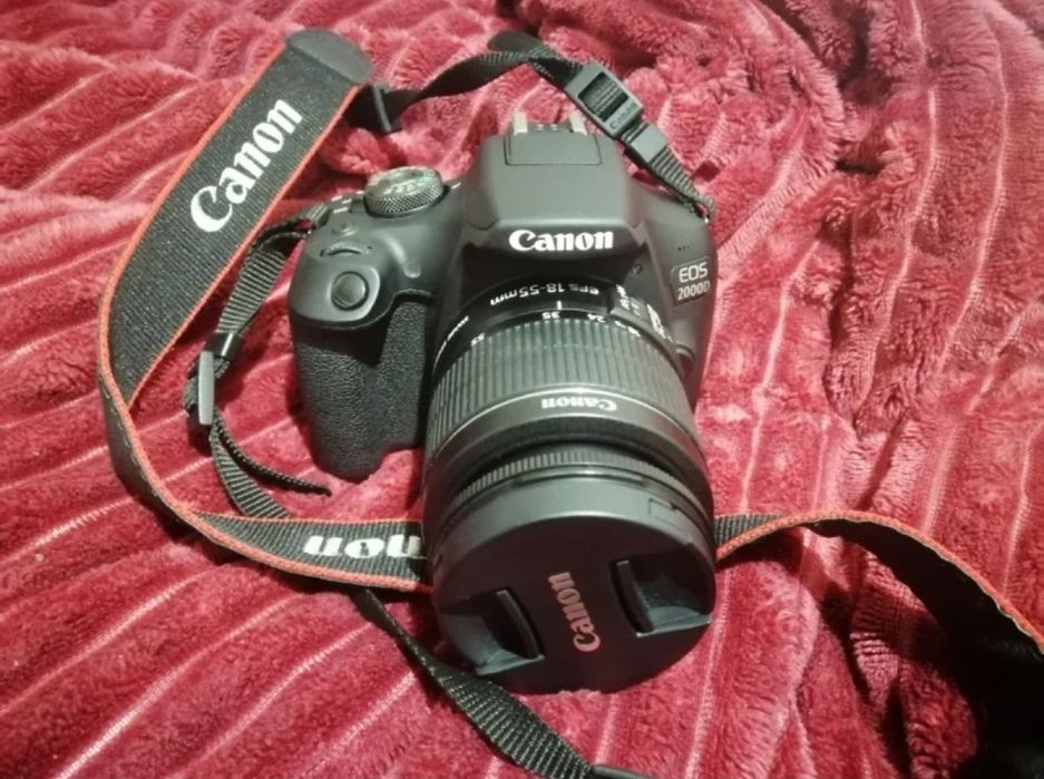 Kit Máquina Fotográfica CANON EOS 2000D