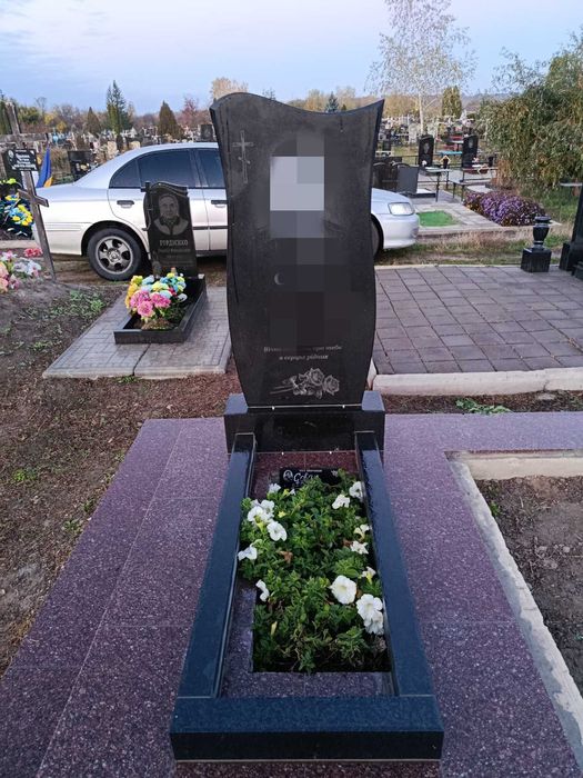 Пам'ятники. Гранітні вироби. Виготовлення пам'ятників, встановлення.
