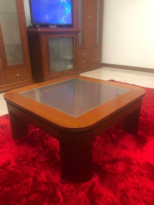 Conjunto de Sala Cerejeira Maciça (Móvel TV, Vitrine e Mesa de Centro)