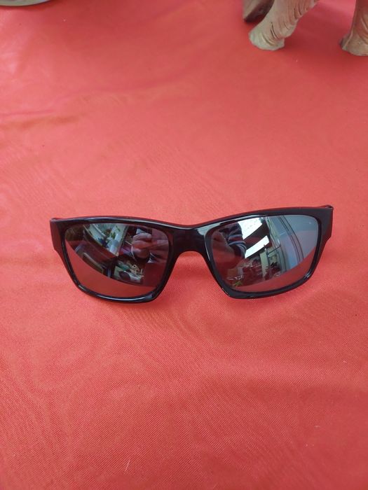 oculos pretos e lentes espelhadas