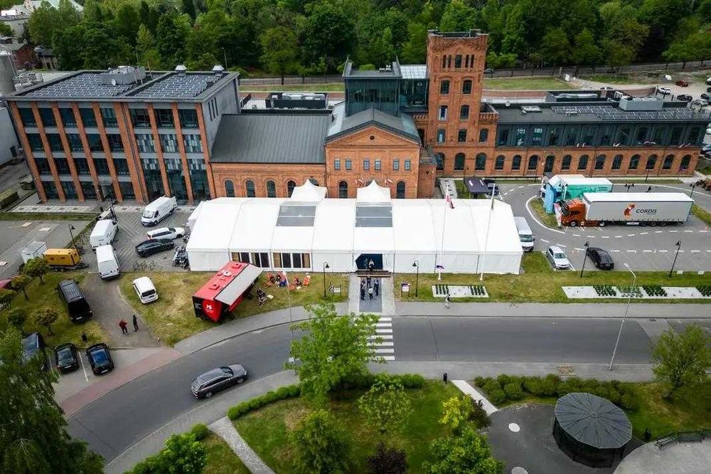 Twórz wyjątkowe spotkania – wypożycz stoliki koktajlowe!