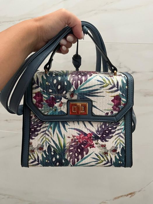Mala azul com padrão floral como nova , da para usar na mão ou a tira-colo