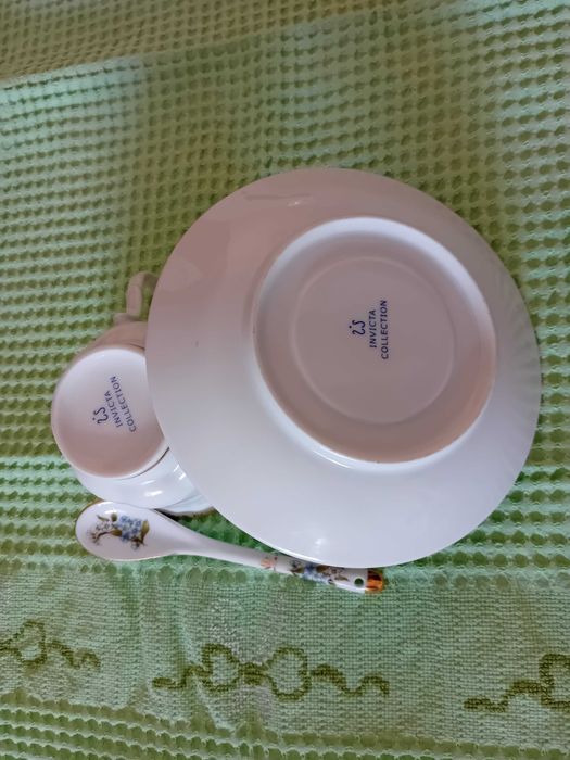 Conjunto de porcelana constituído por chávena, pires e colher