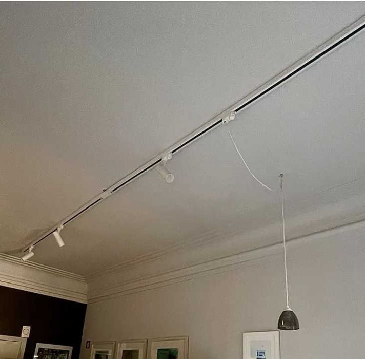 Iluminação técnica  com calha branca com 3 projetores led + 1 candeeiro suspenso