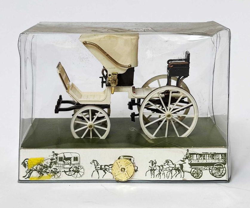 Brumm 1850 Spyder Horse Drawn Carriage (White) #07. Completo e em excelente estado geral.