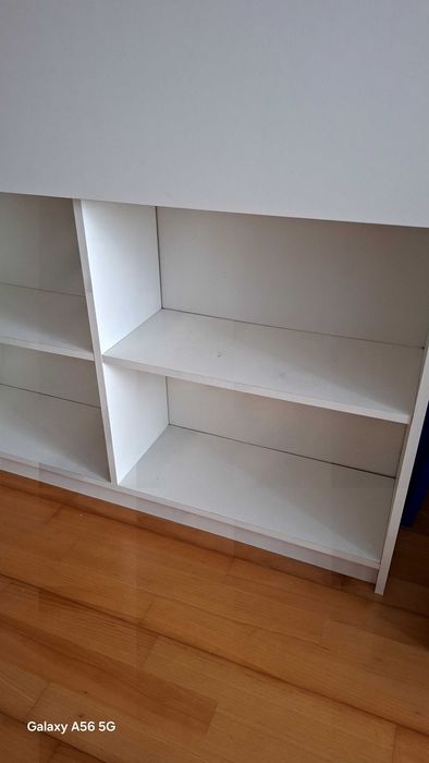 Cama de solteiro sem colchão e mesa