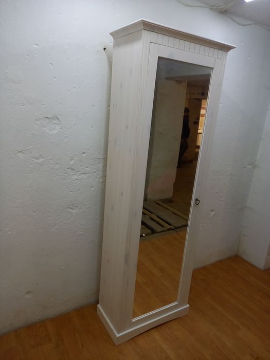 Szafka na buty z lustrem.