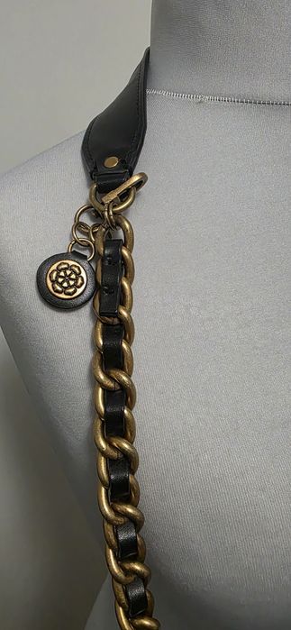 Guess Abey HWVB855821 – klasyczna czarna torebka z  chain strapem