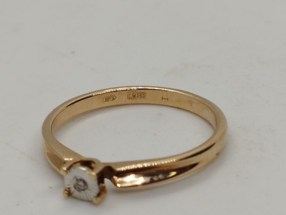 Золотое кольцо с бриллиантом 1.86 грамма 16.8 размер